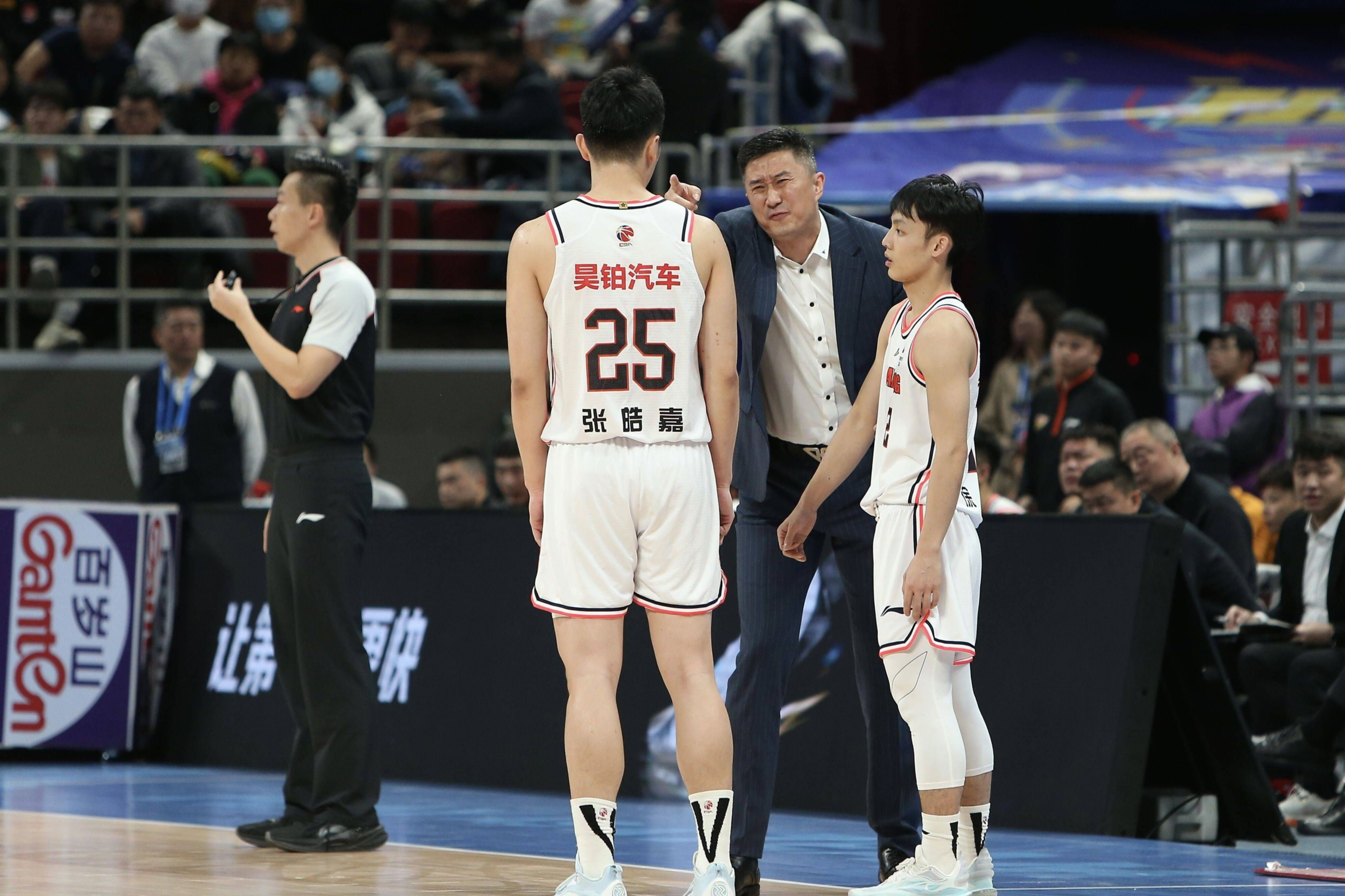 关于中国职业足球赛场实力对决结果揭晓，球队实力脱颖而出的信息