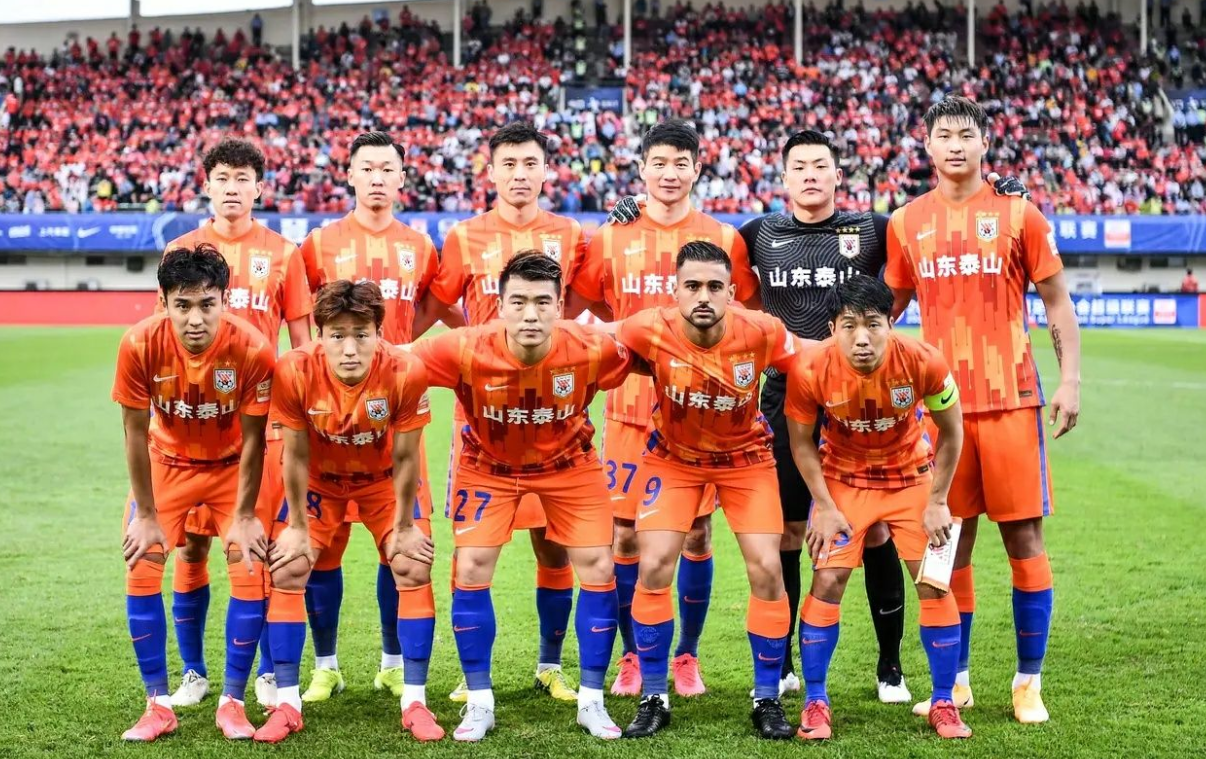 冠军联赛淘汰赛对阵揭晓，强强碰撞引发球迷热议